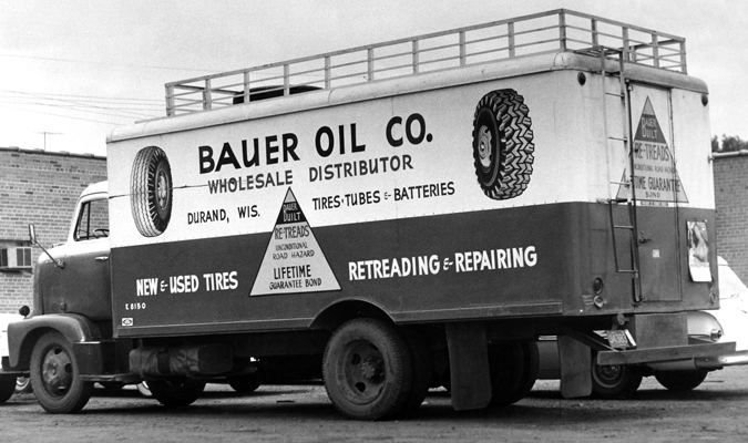 Fotografía en blanco y negro del camión de Bauer Oil Co.